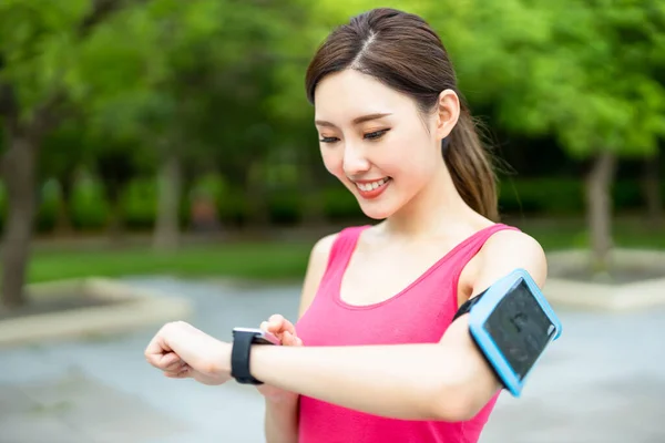 Esporte Mulher Asiática Usar Wearable Fitness Tracker Relógio Inteligente Correr — Fotografia de Stock