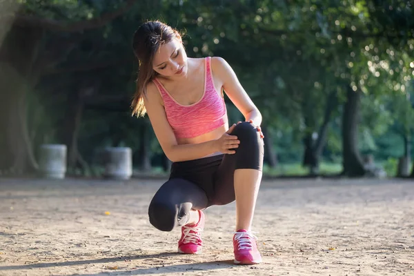 Sport Vrouw Letsel Haar Knie Tijdens Het Lopen Het Park — Stockfoto
