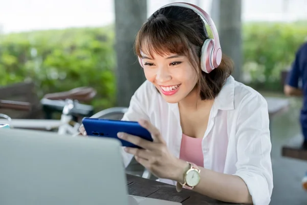 Asiático Mulher Estudante Usar Fone Ouvido Jogar Jogo Móvel Com — Fotografia de Stock