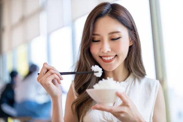 Asiática Jovem Mulher Comer Arroz Com Pauzinhos Restaurante — Fotografia de Stock