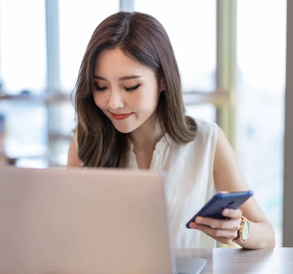 Aziatische Jonge Vrouw Gebruik Smartphone Laptop Computer Het Restaurant — Stockfoto