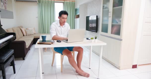 Ázsiai férfi dolgozik otthon — Stock videók
