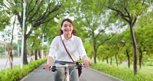 Mulher asiática viaja de bicicleta — Vídeo de Stock