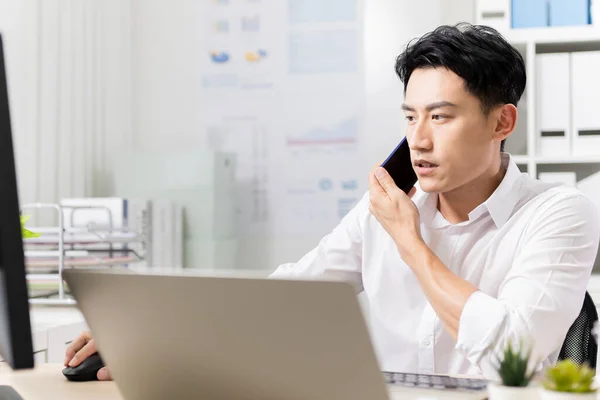 Asijský Mladý Podnikatel Mluvit Smartphone Diskutovat Svém Pracovním Plánu Kanceláři — Stock fotografie