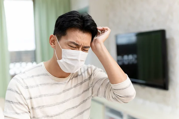 Asiatische Junge Männliche Patient Trägt Gesichtsmaske Und Hat Kopfschmerzen Hause — Stockfoto