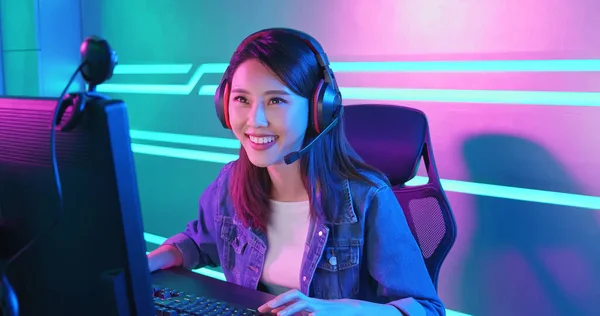 Young Asian Pretty Pro Gamer Mit Live Stream Und Spielen — Stockfoto