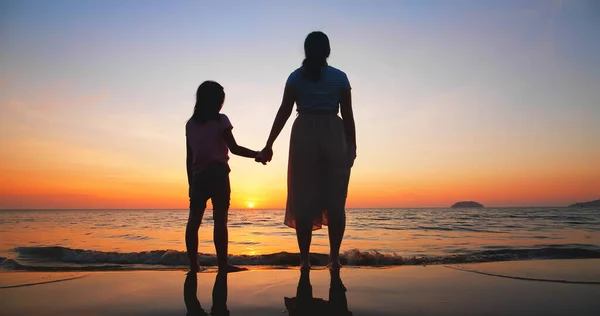 Silhuett Asiatisk Mor Som Håller Barn Hand Stranden Solnedgången — Stockfoto