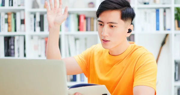 聪明的亚洲年轻男生在网上学习一些东西 并在家里用笔记本电脑进行讨论 — 图库照片