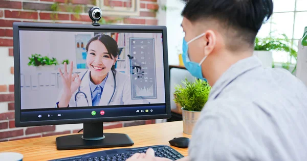 Telemedicin Koncept Asiatisk Kvinnlig Läkare Förklara Sjukdom För Den Manliga — Stockfoto