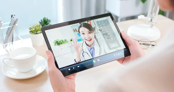 远程医疗概念 亚洲女医生在网上倾听病人说话症状 并以好的姿态进行讨论 — 图库照片