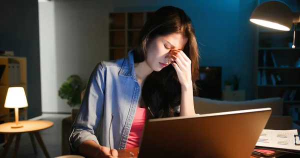 亚洲的女商人晚上在家用电脑 由于工作过度 眼睛都累坏了 — 图库照片
