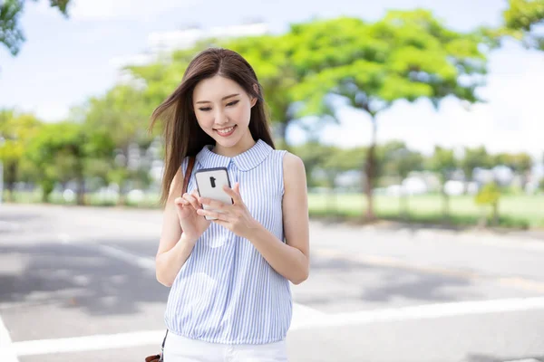 Азіатська Бізнес Леді Використовує Телефон Пошуку Інформації Дорозі — стокове фото