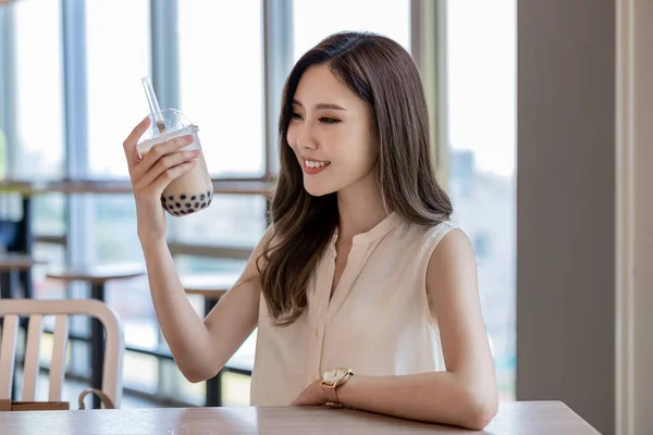 Asijské Mladé Ženy Vzhled Pití Bublina Čaj Restauraci — Stock fotografie
