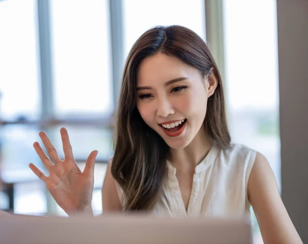 Asiatisk Ung Kvinne Har Videochat Med Bærbar Datamaskin Restauranten – stockfoto
