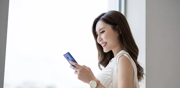 Asiática Jovem Empresária Usar Telefone Inteligente Enquanto Comutando Cidade — Fotografia de Stock