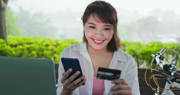 アジアの女性はクレジットカードを使う — ストック動画