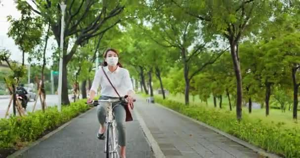 Usar máscara facial viajar de bicicleta — Vídeo de Stock