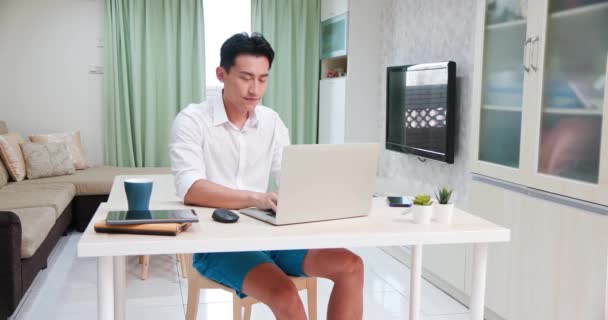 Asiatique homme travail à la maison — Video