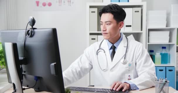 Asiatisk läkare ler mot dig — Stockvideo