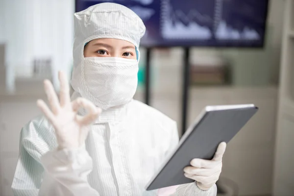 Asiático Biotecnología Investigador Que Está Usando Sala Limpia Ropa Con — Foto de Stock