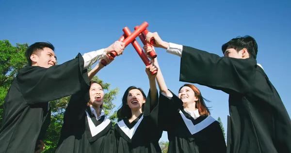 Skupina Šťastní Absolventi Studenti Používají Diplom Vysoké Pět — Stock fotografie