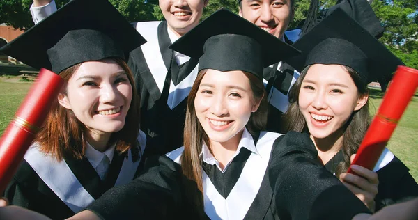 Grupo Feliz Graduados Estudantes Usam Telefone Celular Para Tirar Selfie — Fotografia de Stock