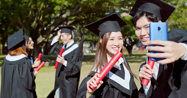 Heureux Diplômés Amis Prennent Selfie Sur Campus — Photo