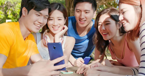 Happy Young Asian Students Share Interesting App Smartphone Campus — Stock Photo, Image