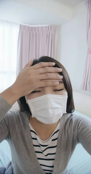 远程医疗概念 亚洲女性患者戴口罩与医生的垂直视频聊天 她有发烧 — 图库照片