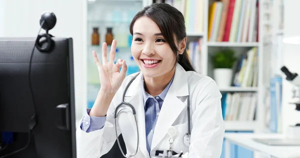Концепция Телемедицины Азиатская Женщина Врач Слушает Пациента Говорить Симптомы Интернете — стоковое фото