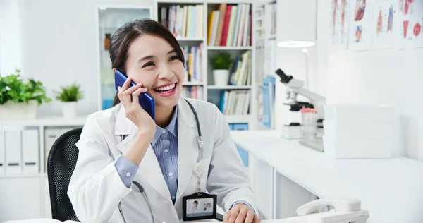 Concepto Telemedicina Doctora Asiática Explica Paciente Sobre Enfermedad Hablando Por — Foto de Stock