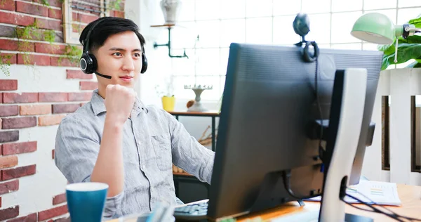 Telework Koncept Asijské Muž Nosit Sluchátka Použít Počítač Připojit Video — Stock fotografie