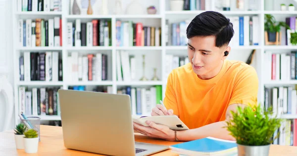 Asyalı Genç Erkek Öğrenci Evdeki Dizüstü Bilgisayarın Internet Dil Kurslarına — Stok fotoğraf