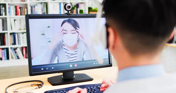 Concepto Telemedicina Vista Trasera Asiático Médico Masculino Escuchar Paciente Femenino — Foto de Stock