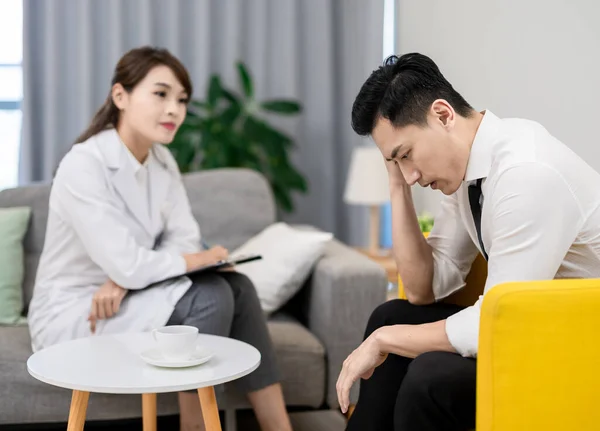 Aziatische Vrouwelijke Psycholoog Heeft Overleg Met Mannelijke Patiënt — Stockfoto
