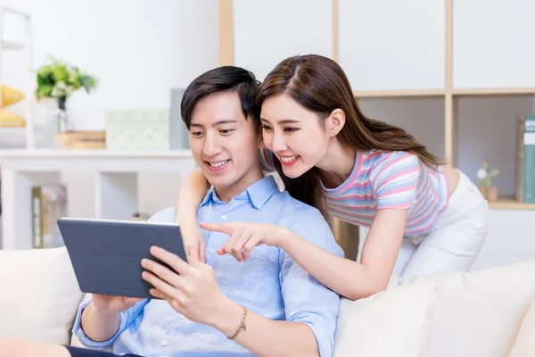 Casal Asiático Olhando Algumas Informações Internet Juntos Por Tablet Digital — Fotografia de Stock