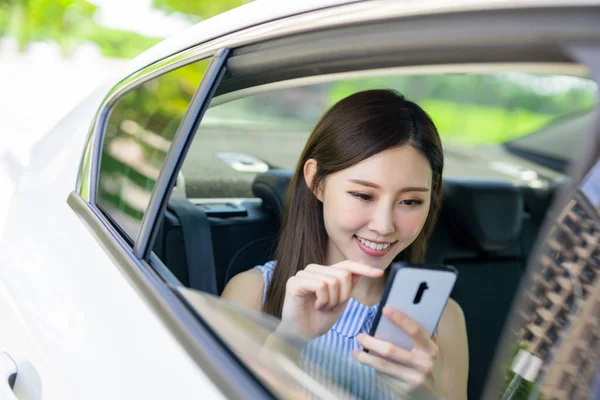 Aasialainen Menestyvä Liike Nainen Käyttää Älypuhelinta Autossa — kuvapankkivalokuva