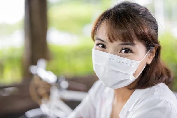 Aziatische Jonge Vrouw Dragen Gezichtsmasker Kijk Franjes Het Park — Stockfoto