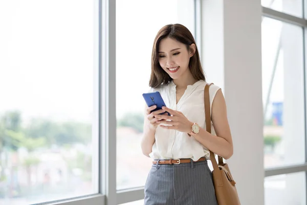 Aziatische Jong Zakenvrouw Gebruik Smart Phone Terwijl Pendelen Stad — Stockfoto