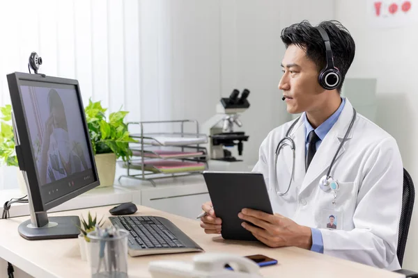 Concepto Telemedicina Asiático Joven Médico Está Escuchando Anciano Paciente Línea —  Fotos de Stock