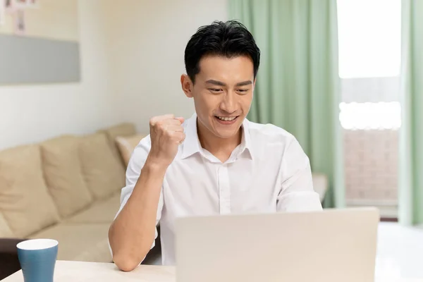 Fjernsynskonseptet Asiatisk Mann Blir Med Videomøte Hjemme Med Hevet Neve – stockfoto
