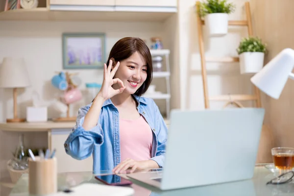Telewerk Concept Aziatische Zakenvrouw Maakt Gebruik Van Laptop Computer Naar — Stockfoto