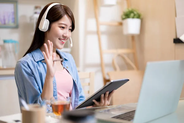 Conceito Teletrabalho Mulher Negócios Asiática Usa Computador Portátil Para Participar — Fotografia de Stock