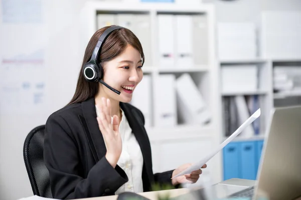 Concepto Teletrabajo Mujer Negocios Asiática Lleva Auriculares Uso Computadora Para —  Fotos de Stock