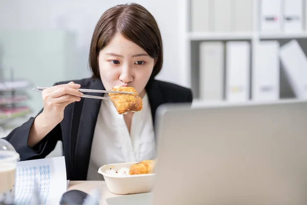Asiático Joven Mujer Comer Almuerzo Tapioca Bola Mientras Ella Trabajo —  Fotos de Stock