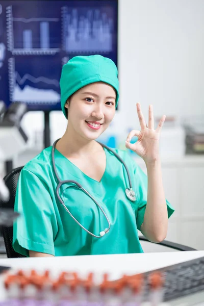 Aziatische Vrouwelijke Arts Die Draagt Chirurgische Toga Kijkt Naar Met — Stockfoto