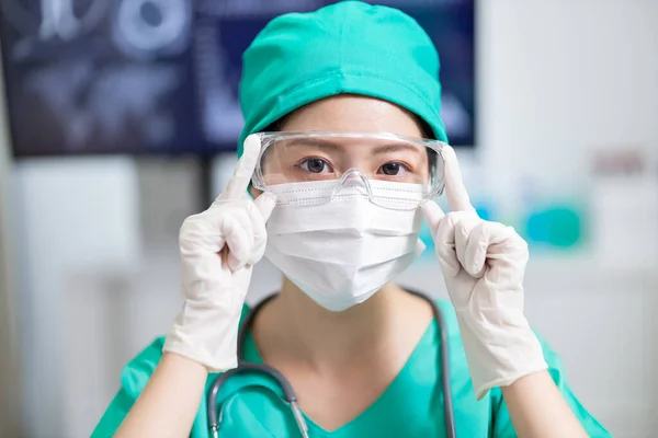 Ärztin Schaut Dir Die Chirurgenkittel Und Schutzbrille Trägt — Stockfoto