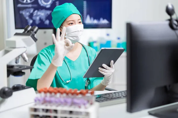 Telemedicin Koncept Asiatisk Kvinnlig Läkare Som Bär Kirurgisk Klänning Och — Stockfoto