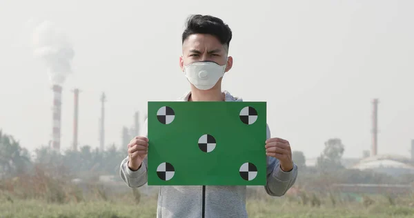 Asiático Homem Mantenha Verde Cópia Espaço Outdoor Usa Protetora N95 — Fotografia de Stock
