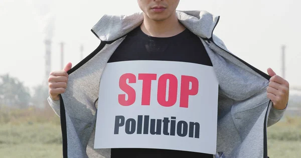 남자는 티셔츠에 오염을 표시를 착용하고 오염으로부터 N95 마스크를 — 스톡 사진